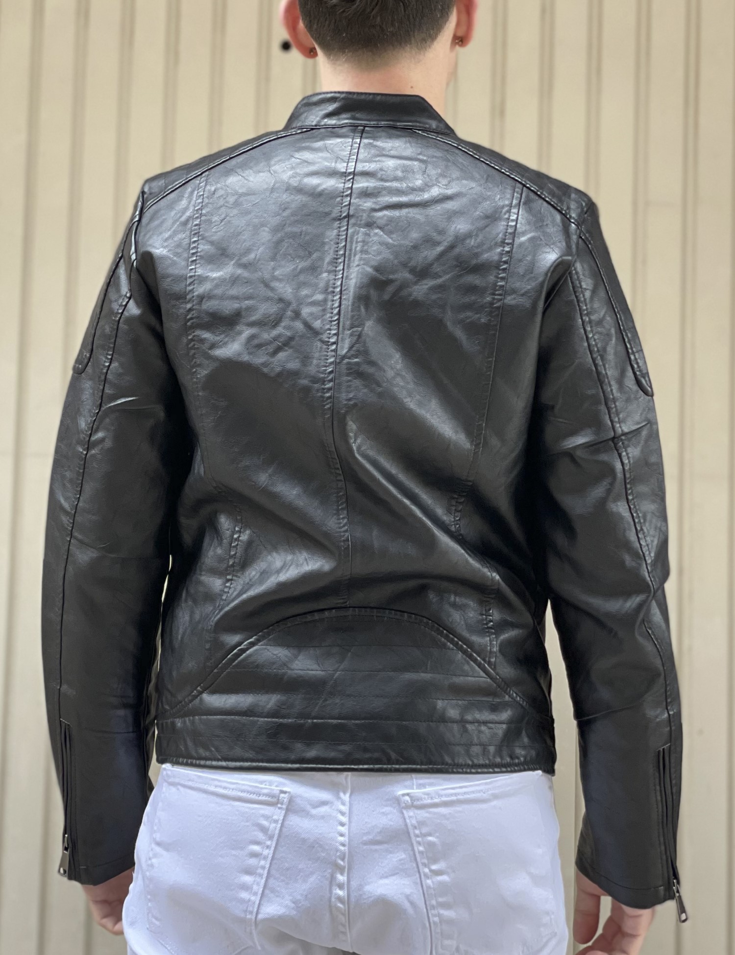 Ανδρικό μαύρο μπουφάν δερματίνη με ραφές στους ώμους και μάο γιακά 9801 φωτογραφία